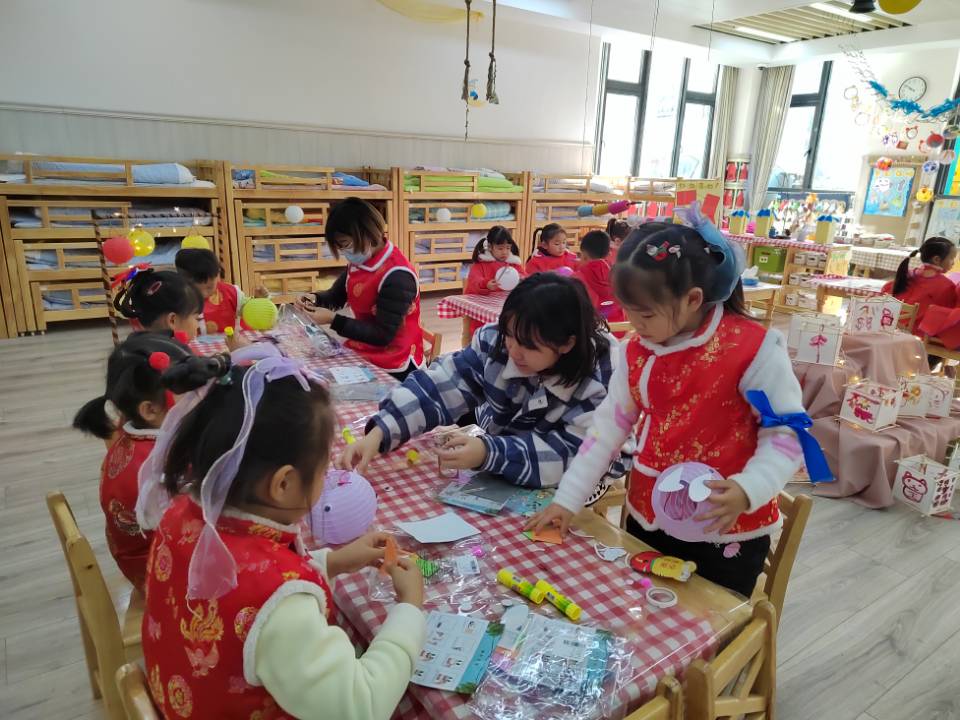 220117体验元旦乐  共话家园美——记栖霞幼儿园石埠湾园中班家长志愿者活动 万紫薇_html_m885907e.jpg