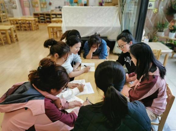 250305立足于儿童 聚焦于审议——栖霞幼儿园翡翠天域园中班年级组课程审议活动_html_6e6c38c3.jpg