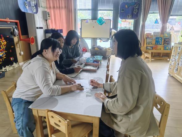 250509聚焦问题研推进 共筑幼儿乐成长——栖霞幼儿园翡翠天域园小班年级组课程审议活动_html_2f094bcc.jpg