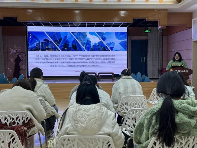 11.26团员会新闻稿-以科技赋能教育 以智慧点亮未来(1)_html_40a4259c.jpg