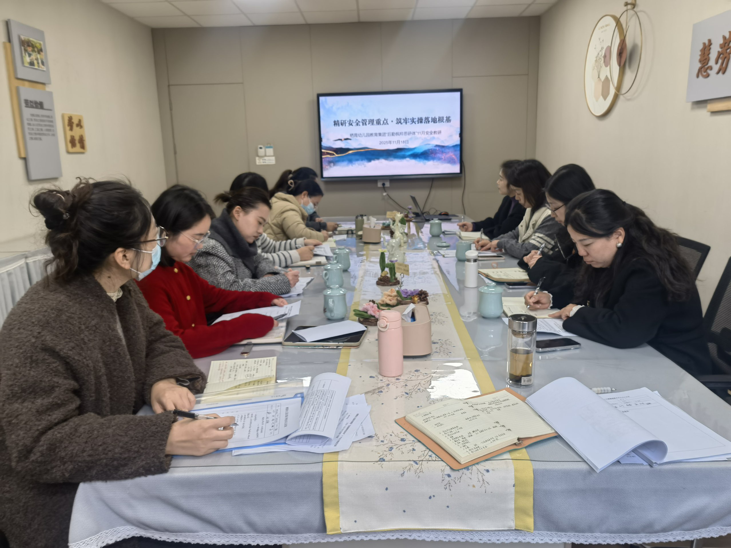 【枫香栖幼】精研安全管理重点 筑牢实操落地根基  ——栖霞幼儿园教育集团“后勤枫粹思研体”11月安全教研活动