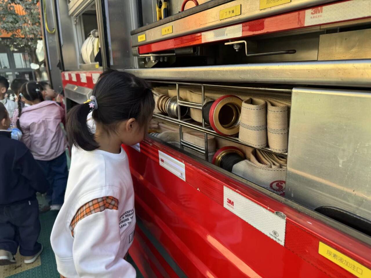 251111筑牢消防墙 安全护成长——记栖霞幼儿园红枫分园消防应急疏散演练活动_html_72e9fa38.jpg