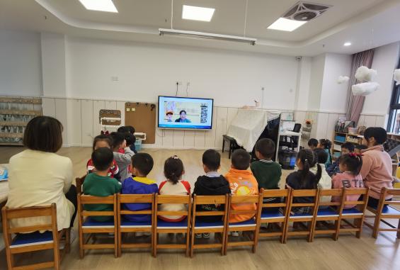 220510弘扬劳模精神 传承匠心匠魂——栖霞幼儿园翡翠天悦园参加劳模讲坛活动_html_4e335a67.jpg