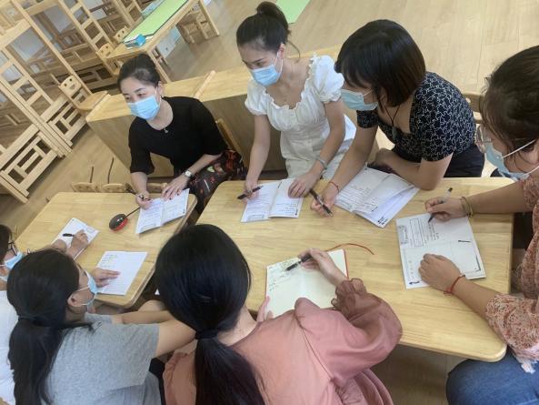 【枫香栖幼】审有深度，议有高度  ——栖霞幼儿园翡翠天域园中班年级组课程审议活动