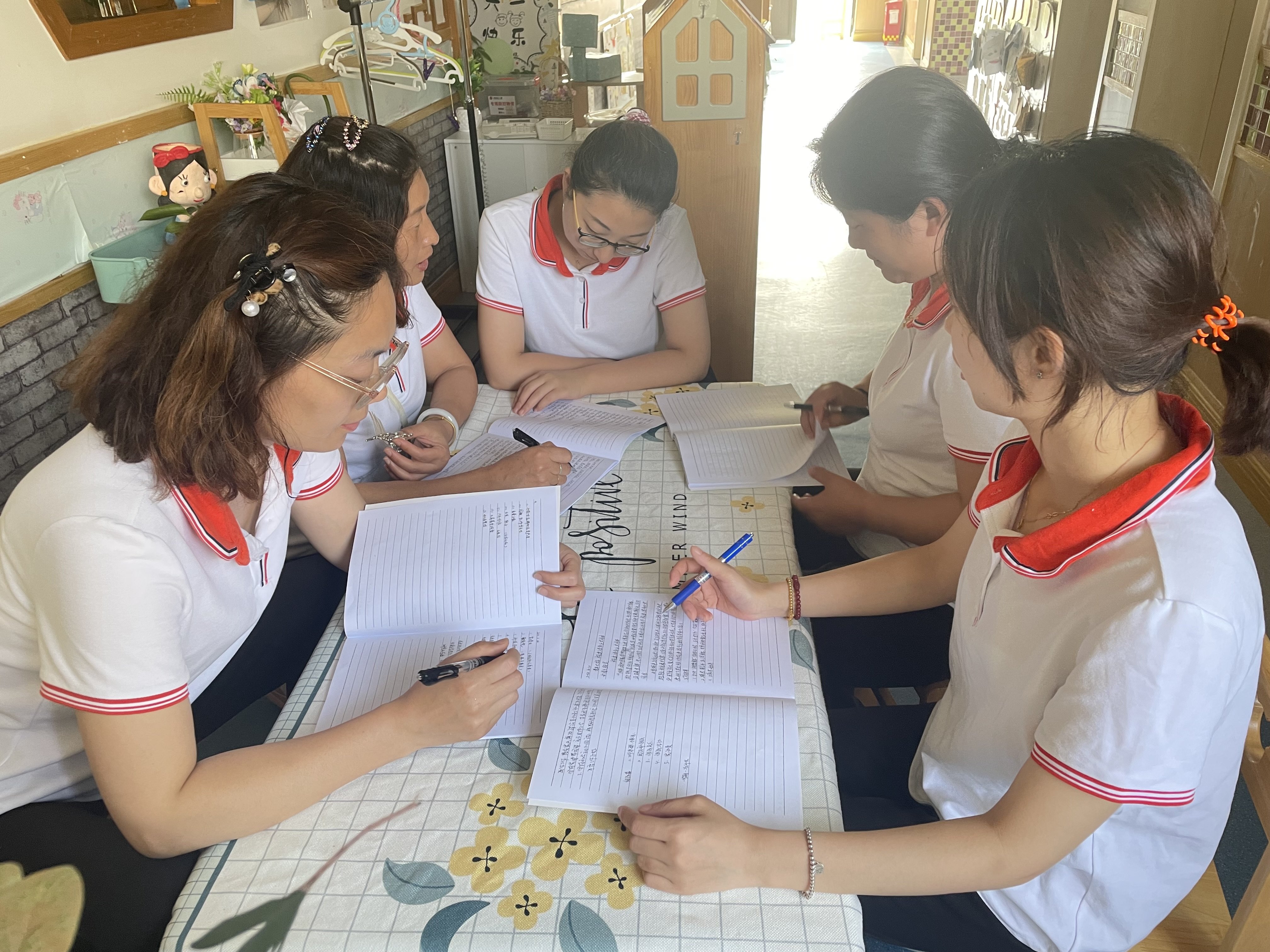 220519我节日 我分享——栖霞幼儿园五福园大班年级组《快乐的六一》主题课程审议_html_74d23a99.jpg