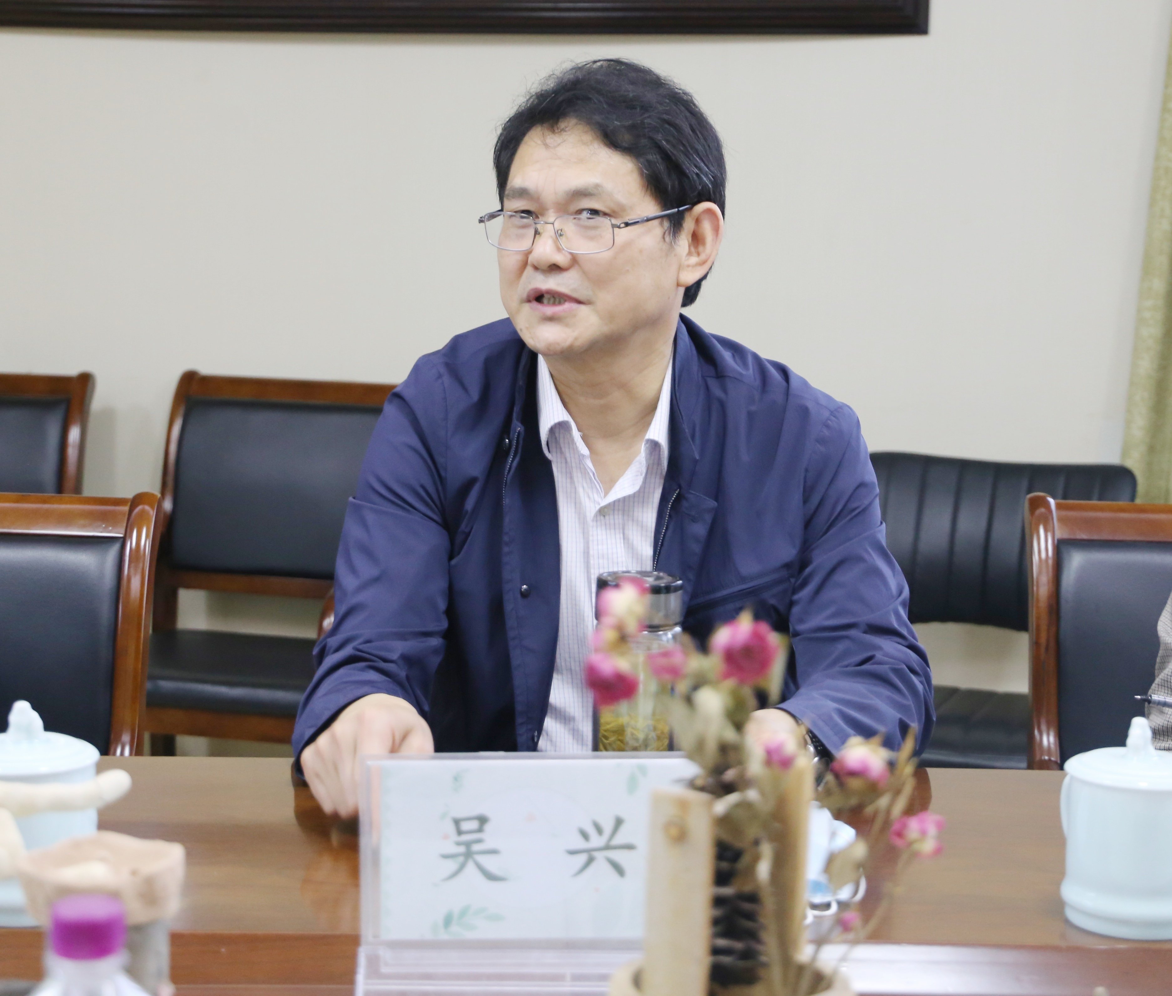 220425视察座谈促发展 扬帆远航展风貌——栖霞区教育局领导来园视察座谈_html_76f21442.jpg