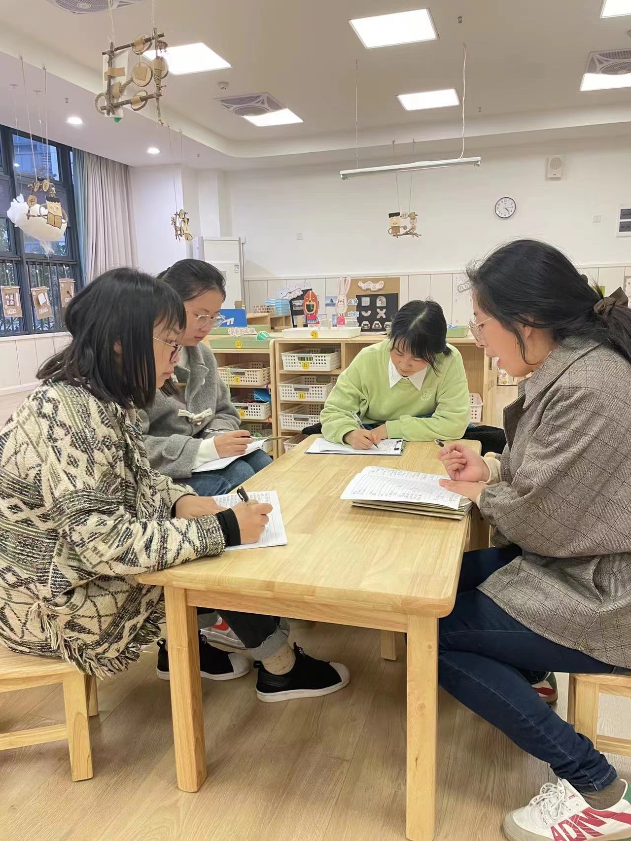 221202课程审议作用大 主题活动再出发————栖霞幼儿园翡翠天悦园中班年级组课程审议及幼小衔接准备教育教研活动_html_783b2b5a.jpg