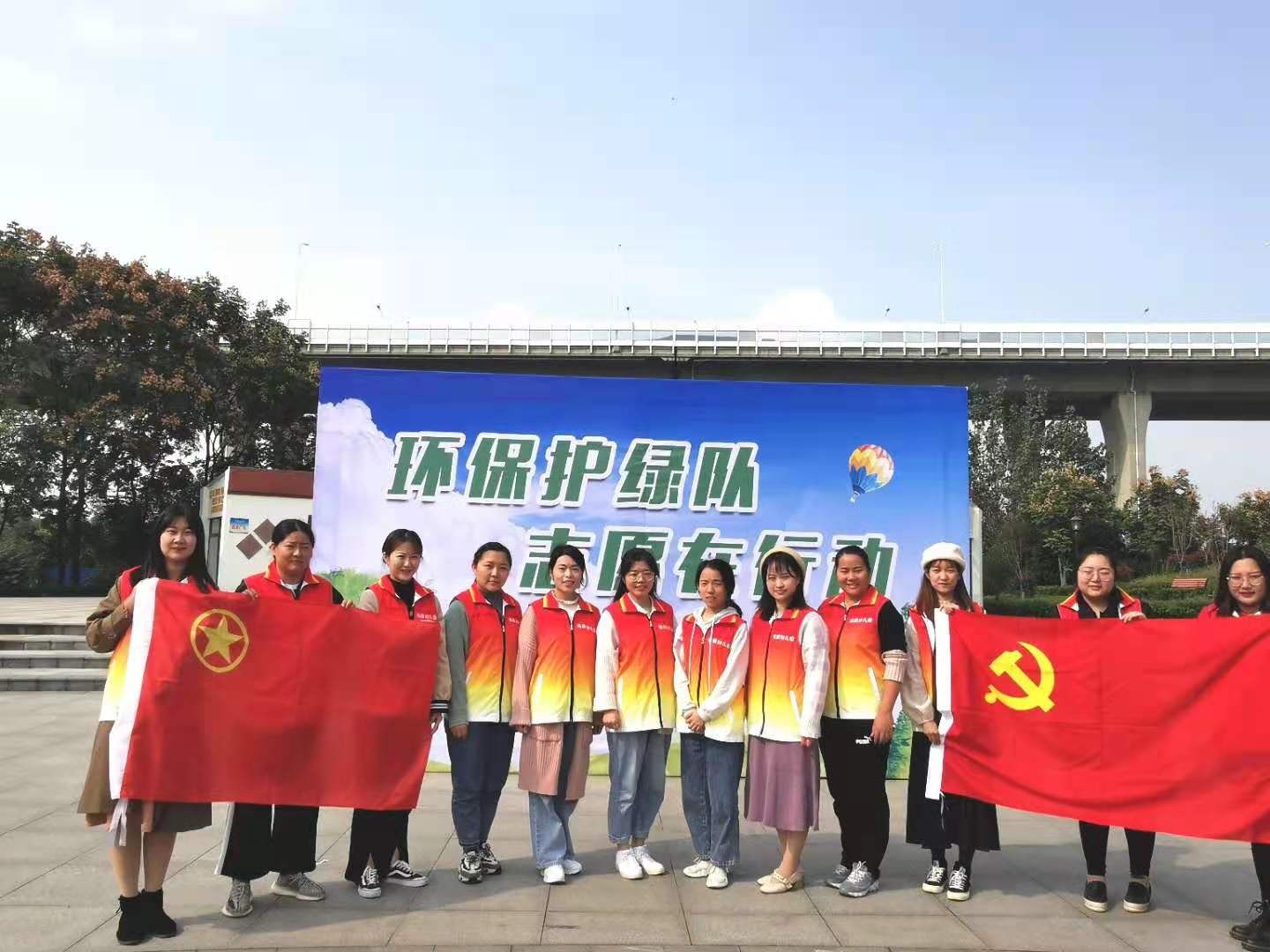 【枫香栖幼•党建特色】同创美好家园 共建文明城市 ——记栖霞幼儿园党支部“枫彩先锋”志愿者活动