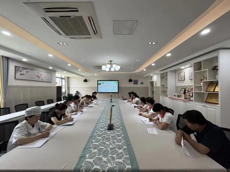 220606加强教职工们认知度 构建幼儿平安线——记栖霞幼儿园石埠湾园教职工传染病预防培训 万紫薇_html_382b09a2.jpg