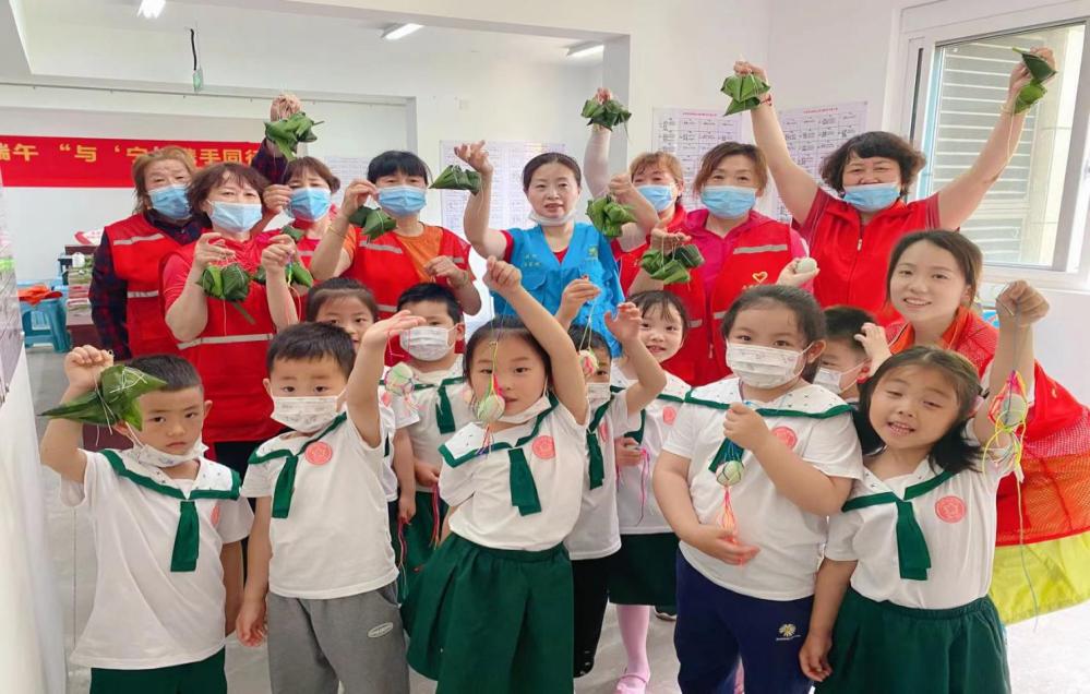 220530粽叶飘香 品味端午——记栖霞幼儿园石埠湾园教师志愿者活动 刘彦歆_html_m68f1977e.jpg