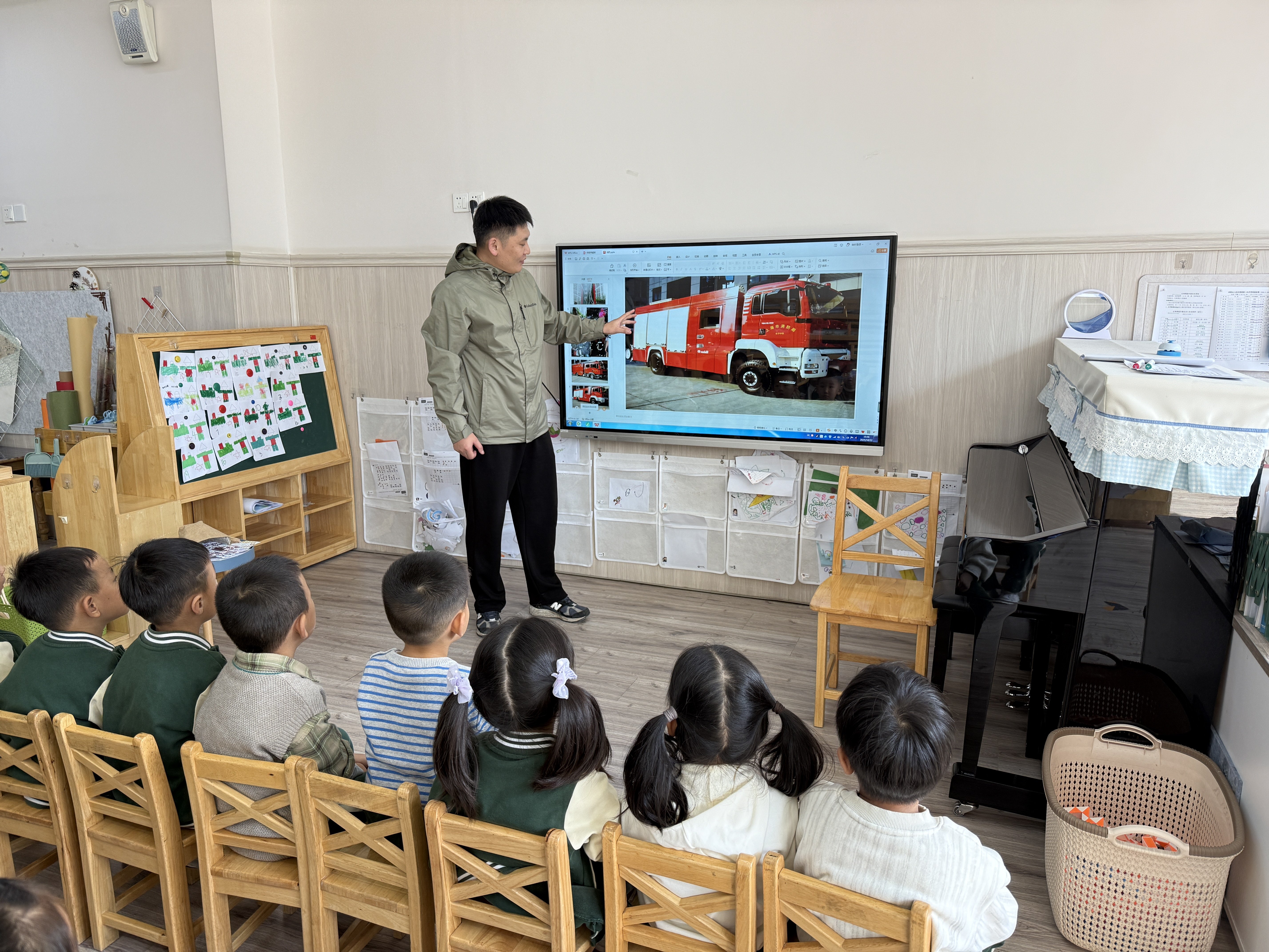 251023消防零距离 安全伴我行——栖霞幼儿园石埠湾园中一班家长助教活动 刘子慧_html_6747af81.jpg