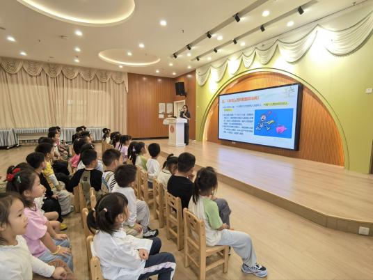 20250926织密法治保护网 守护成长每一步——栖霞幼儿园翡翠天悦园法治宣传活动_html_m593f8750.jpg