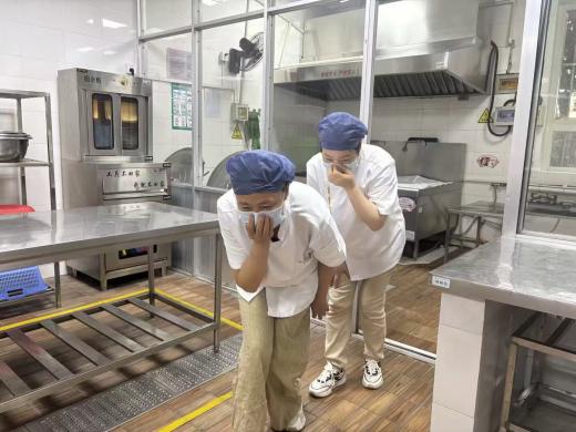 250929演练筑牢防线 守护食育根基——栖幼红枫分园食堂消防演练活动 (万紫薇)_html_md28d7de.jpg