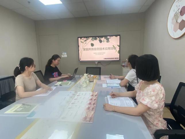 220623教育信息化 我们在行动——栖幼翡翠天悦园家园共育信息技术应用培训_html_6fc676ad.jpg