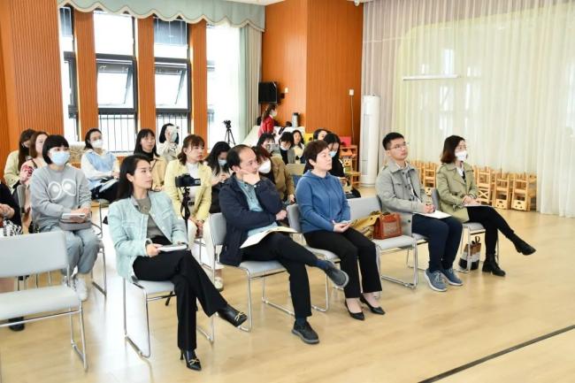 230308开放观摩展特色 示范辐射共成长——记栖霞幼儿园翡翠天域园市级接待观摩开放活动_html_m70d90d79.jpg