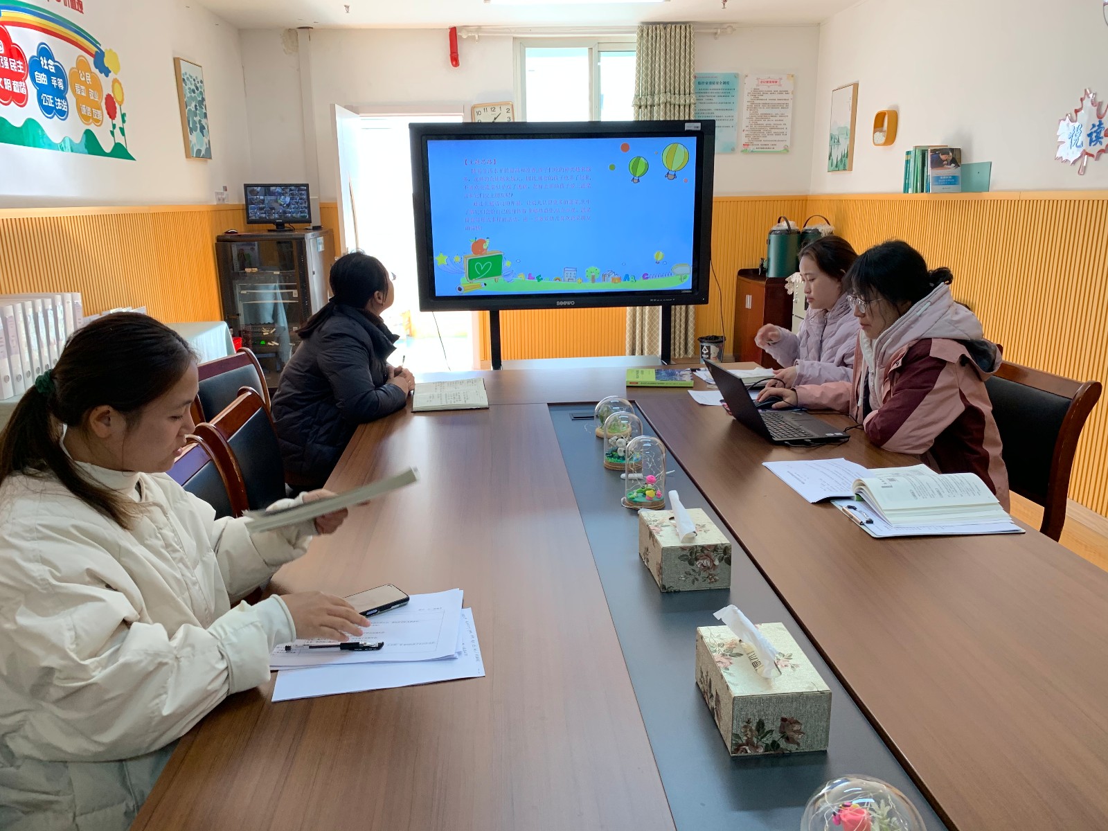 【枫香栖幼】课程审议需落实 教育教学有计划 ——栖霞幼儿园红枫园课程中心组会议（四）