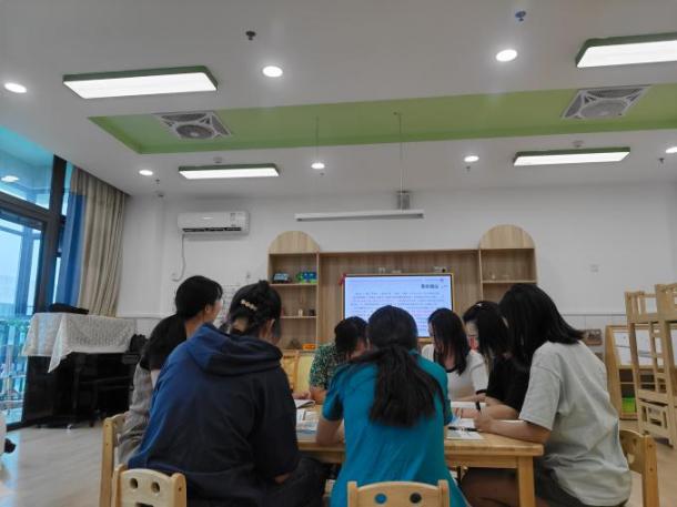220826聚焦课程审议，助力师幼成长记栖霞幼儿园翡翠天域园大班年级课程审议活动_html_ma7a64bd.jpg