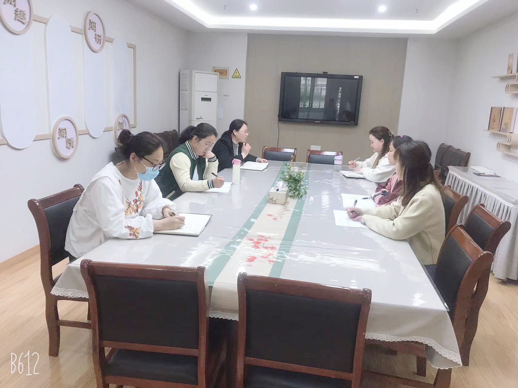 230505共同审议  有效落实——栖幼红枫分园课程中心组活动（四） （有图）_html_m2e5a9b9.jpg