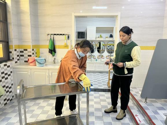 241127“保”持初心 “育”见美好——栖霞幼儿园石埠湾园保育教师技能评比活动_html_m38aa03ae.jpg