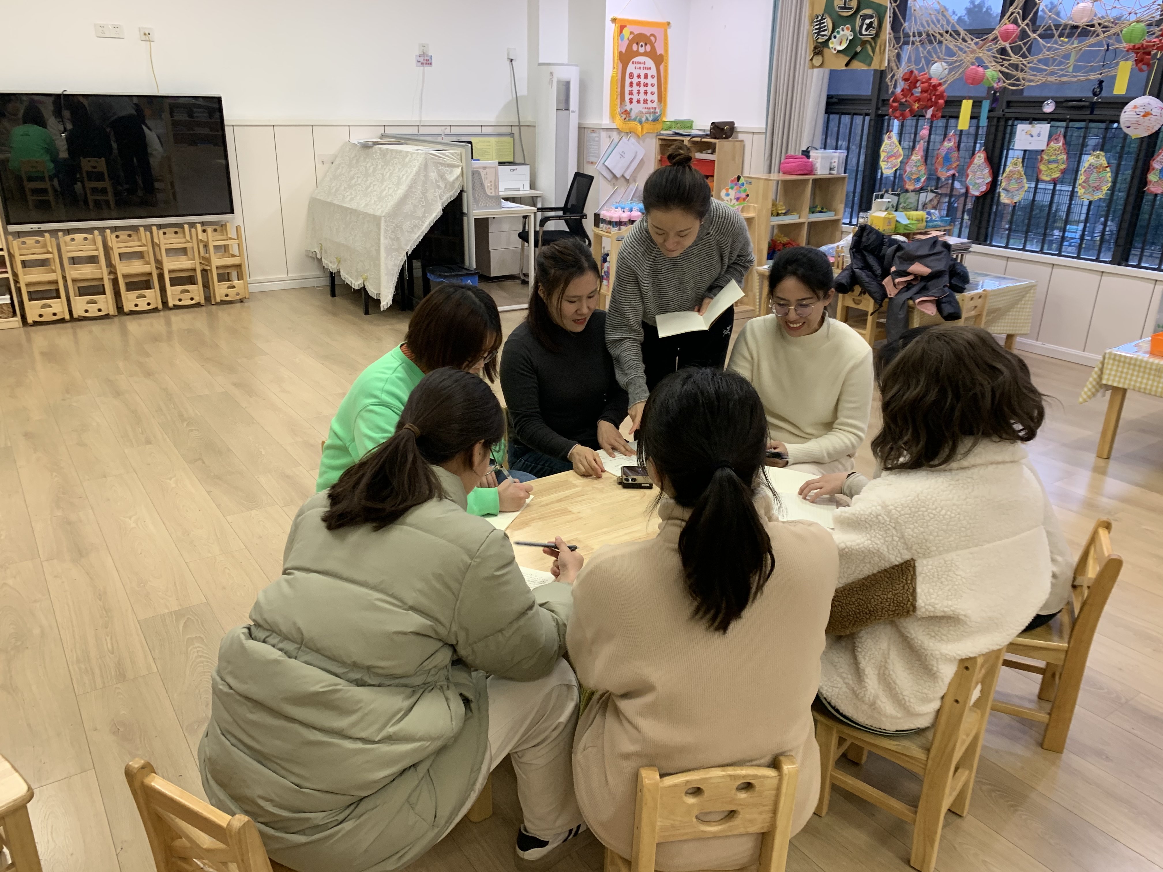 231221千门万户曈曈日，瑞龙迎新“童”欢乐——栖霞幼儿园翡翠天悦园迎新布展研讨活动_html_3b653860.jpg