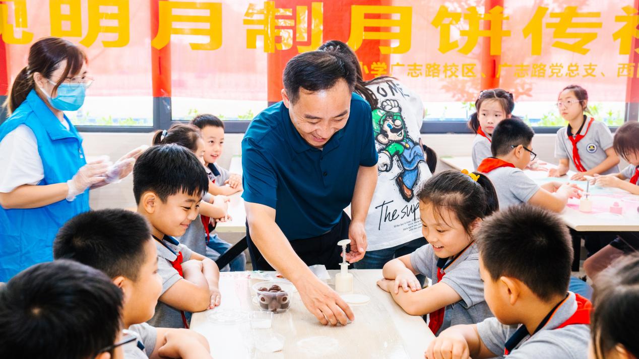 【博学广志】传承文化魅力 传递同行温暖——金陵小学广志路校区、广志路社区中秋联动活动(1)_html_m28817040.jpg