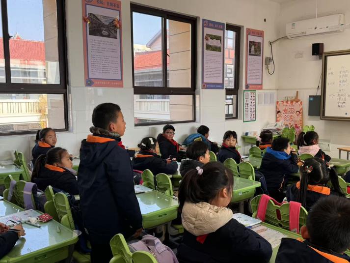 【湖畔·童化课堂】借助观察物体 培养空间观念——数学校本研修之课例研讨（243）_html_m39c34a03.jpg