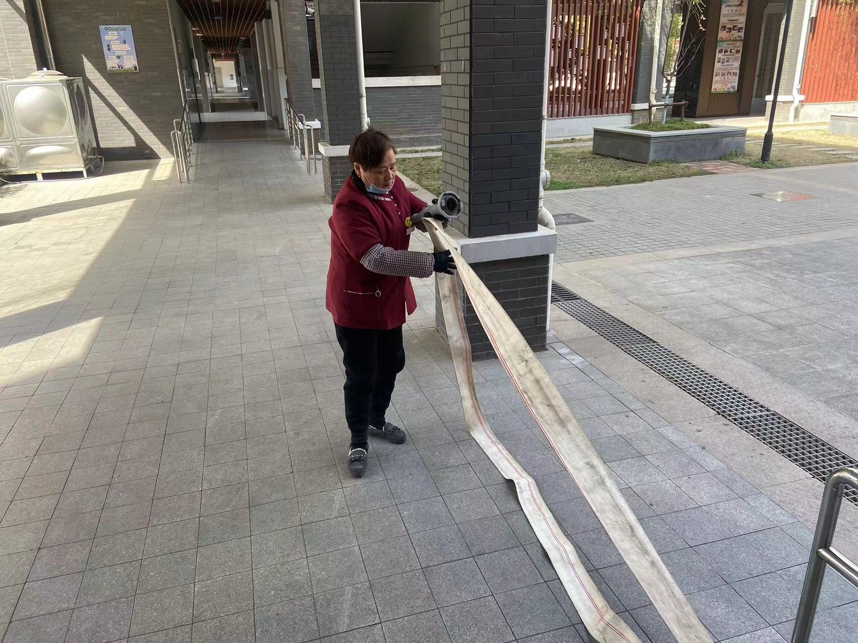 【湖畔·共佑安全】消防安全心中记，日常演练在践行——金陵小学（仙林湖校区）开展2023—2024第二学期物业食堂消防演练_html_m27e60f0a.jpg