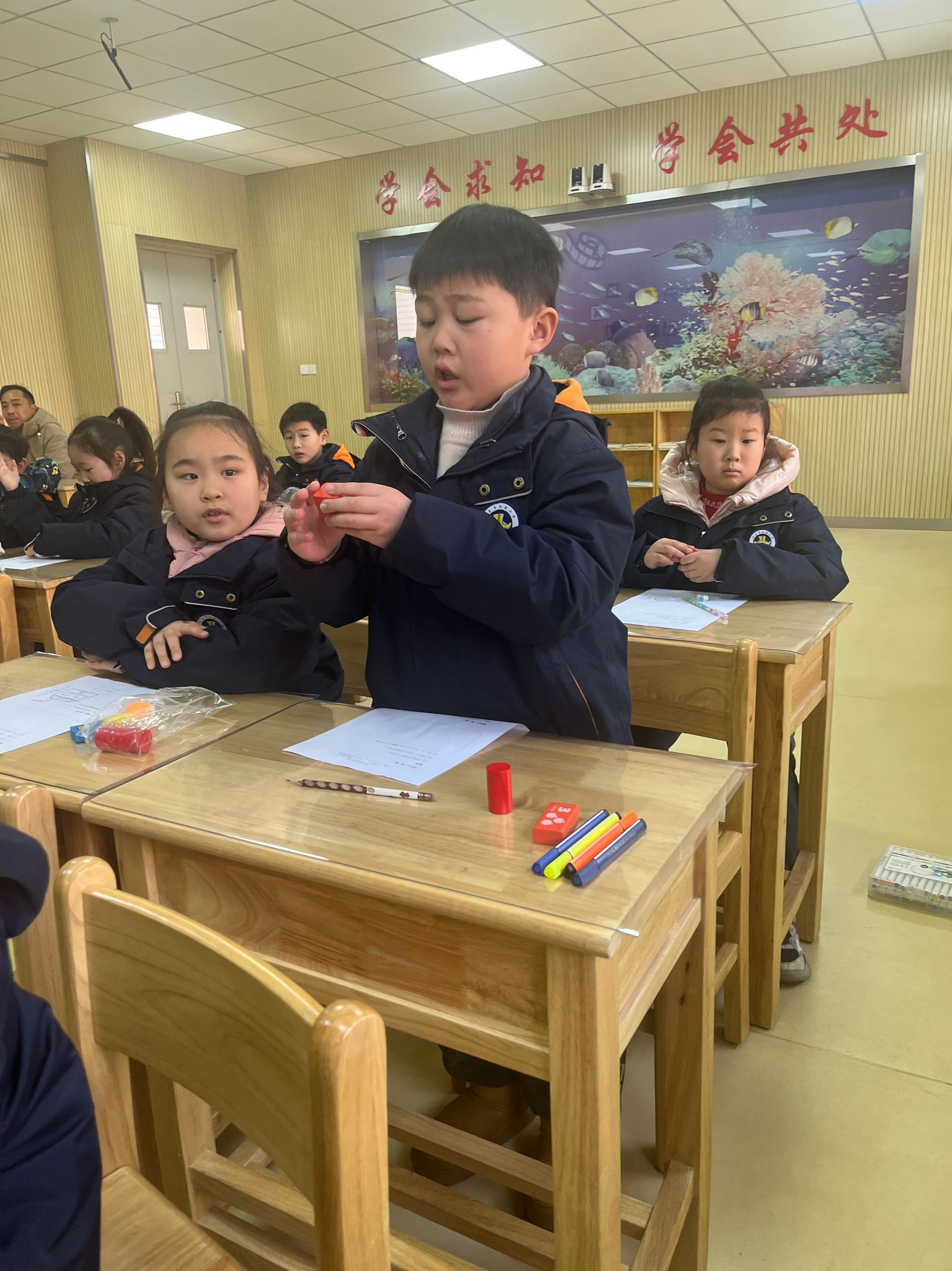 【湖畔·童化课堂】 亲历“剥离”过程，感知“面”在“体”上——数学故事汇之课例研讨（145）_html_mcc1bfd1.jpg