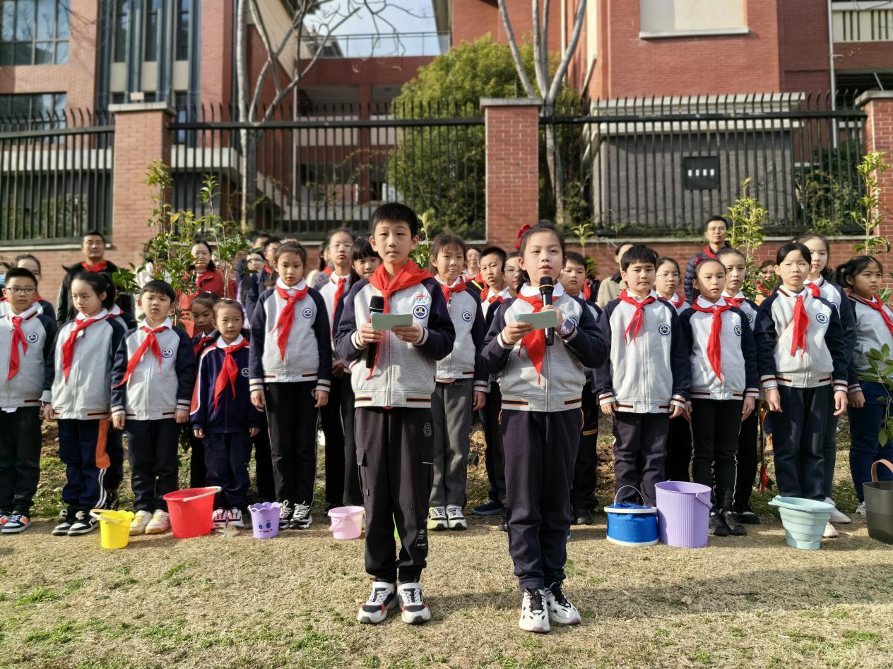 相约春天 共植希望——记金陵小学2024年植树节活动_html_77d57334.jpg