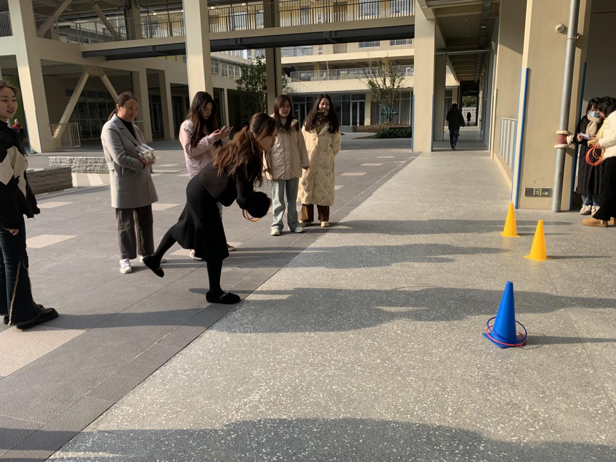 套出欢乐  圈住幸福——南京市金陵小学（仙林湖校区）欢乐套圈活动_html_m2d2373a2.jpg