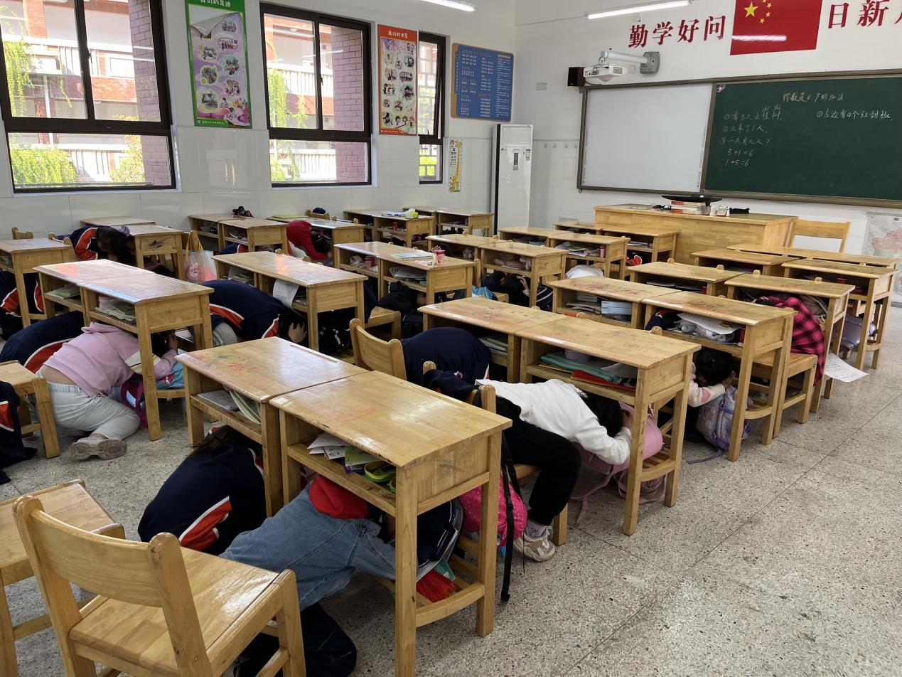 【湖畔·共佑安全】抓常态演练，护平安校园——金陵小学（仙林湖校区）开展地震应急疏散演练活动_html_m3aea4d3.jpg