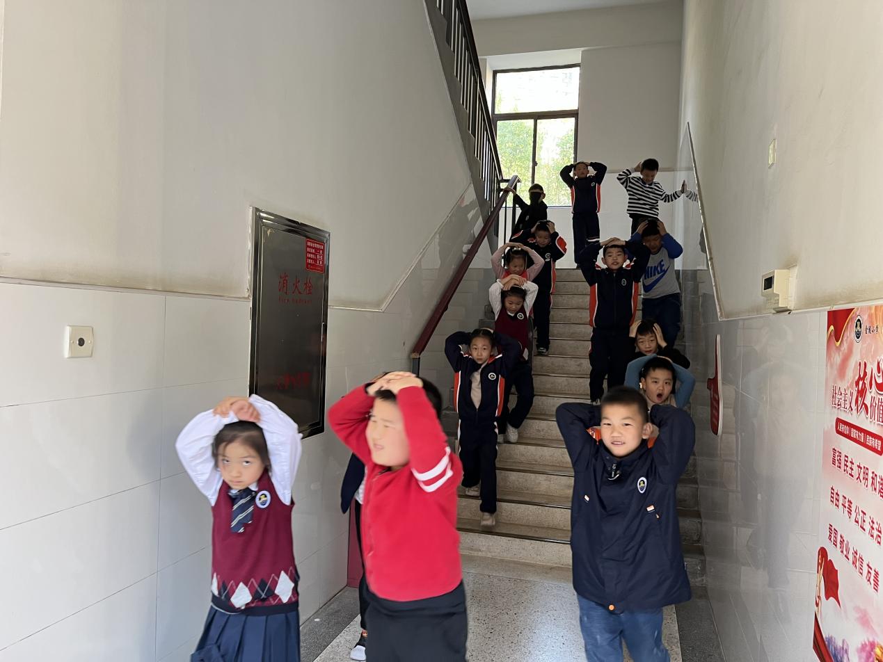 【湖畔·共佑安全】抓常态演练，护平安校园——金陵小学（仙林湖校区）开展地震应急疏散演练活动_html_1df580c9.jpg