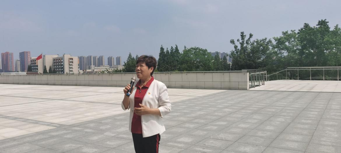 【二稿】七一党员外出学习师德馆新闻_html_778f13fc.jpg