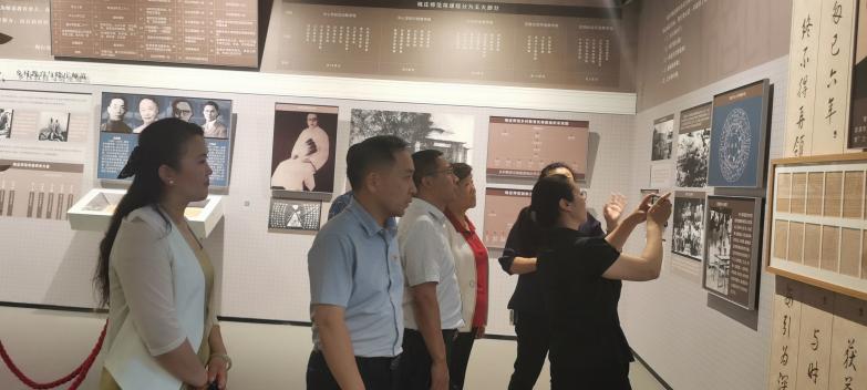 【二稿】七一党员外出学习师德馆新闻_html_496161a.jpg