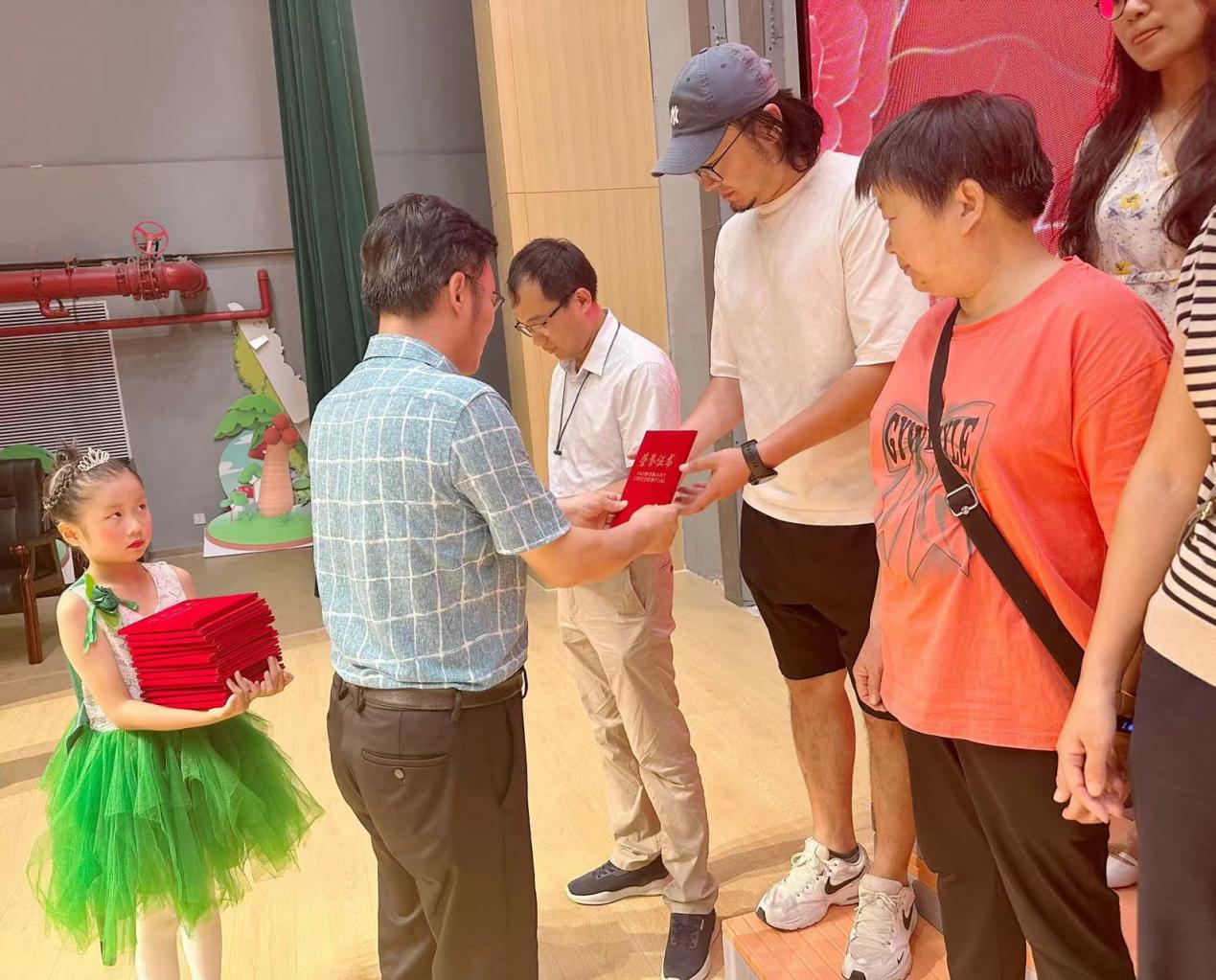 【湖畔·协同育人】同心 同向 同行——2022-2023学年第二学期期末家长会（一年级部）_html_664ac2ef.jpg