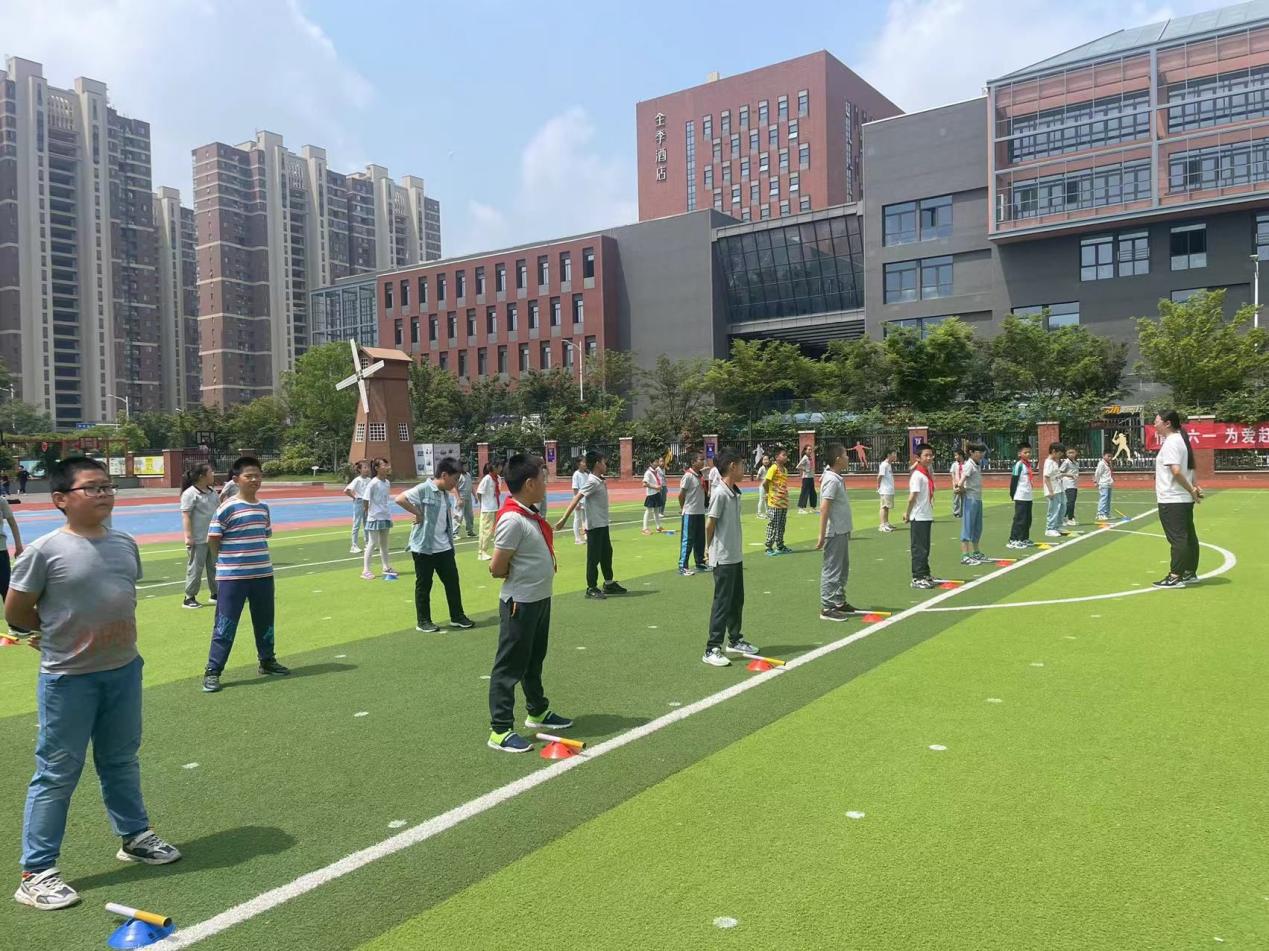【湖畔·童化课堂】展体育课堂风采  以研促教共成长——体育校本研修之课例研讨（4）_html_m7c3fb724.jpg
