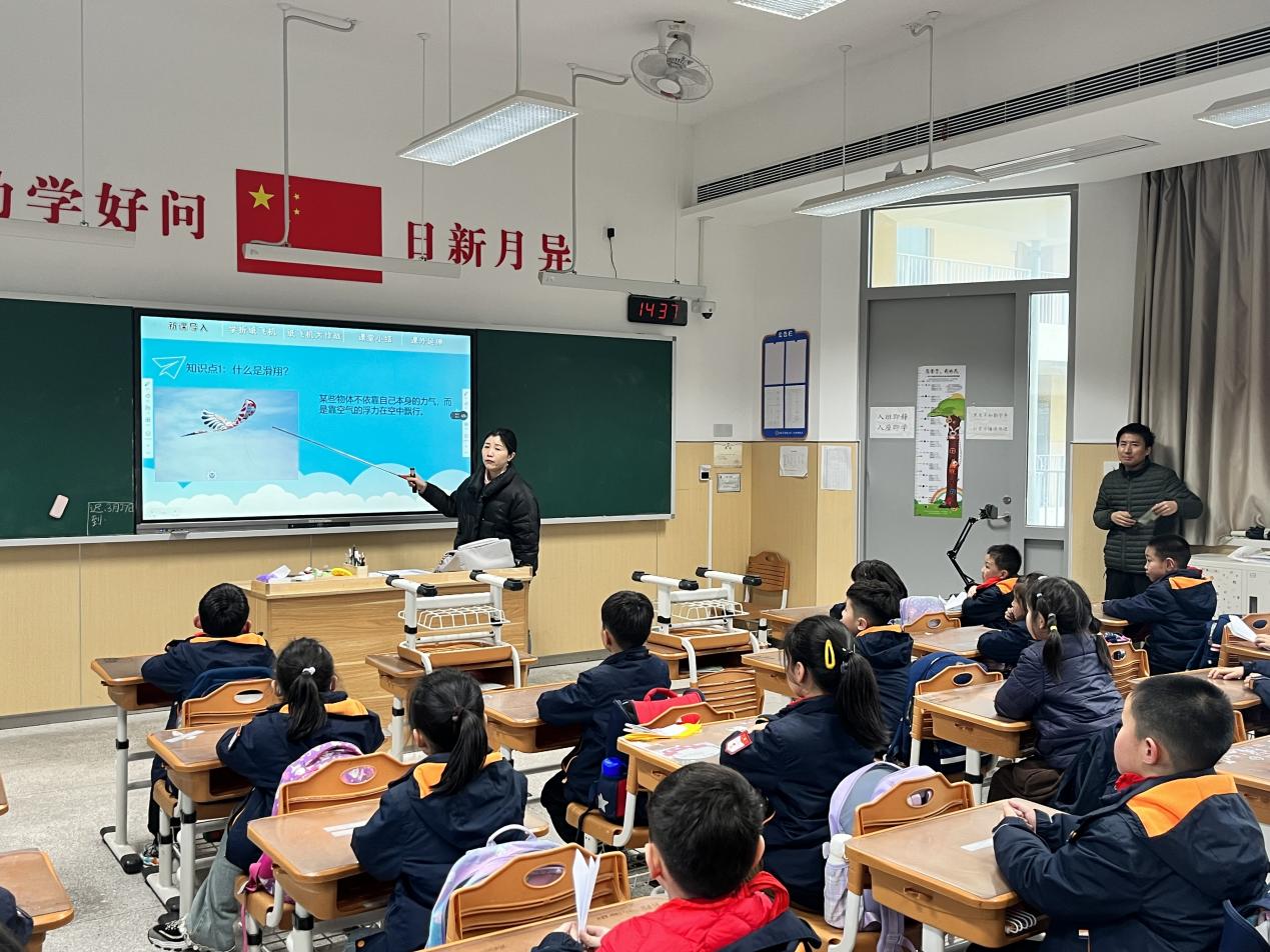 【湖畔•家校共育】有趣的纸飞机（第一期）——二（21）班家长进课堂活动_html_2c88332f.jpg