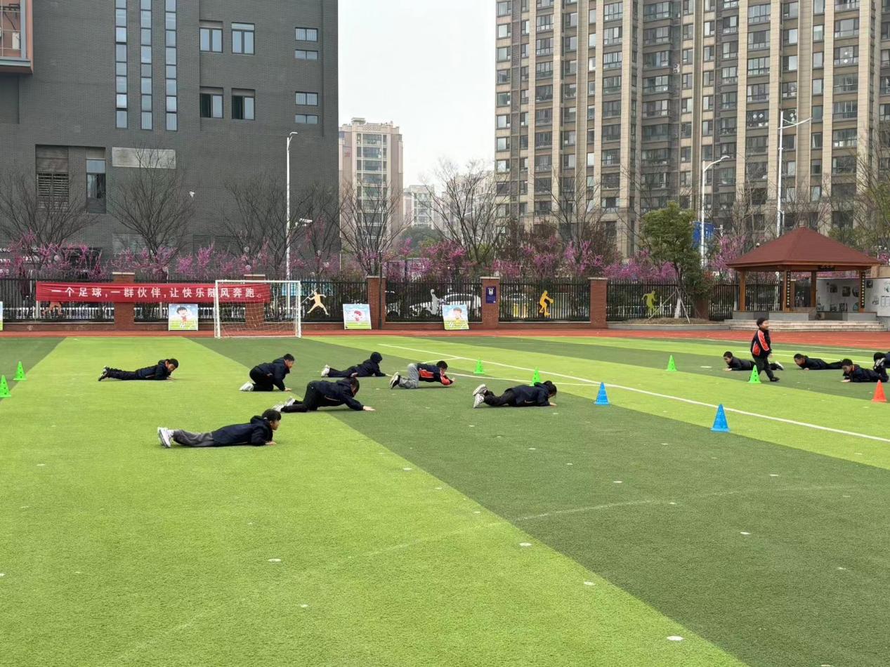【湖畔·童化课堂】融学课堂 提质增效——体育校本研修之课例研讨（11）_html_m1c13b736.jpg