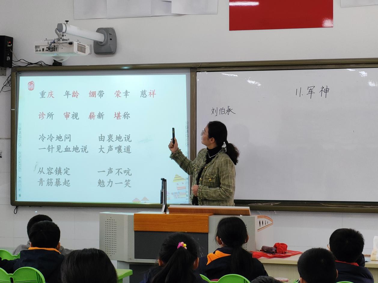 【湖畔·童化课堂】“语”你共研 致敬“军神”——记五年级语文组内教研_html_27ff020f.jpg