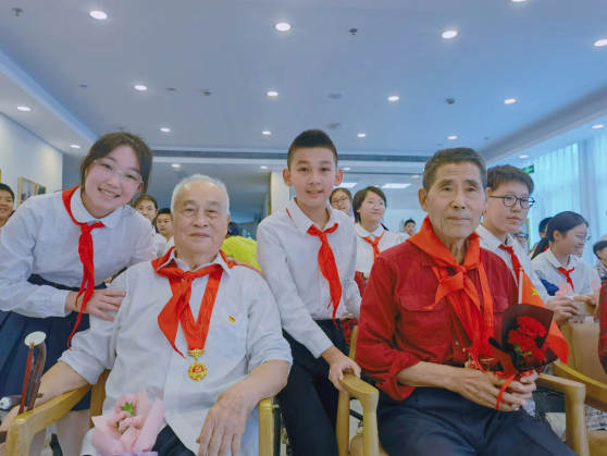 【湖畔·红领巾寻访】喜迎二十大  永远跟党走（二十九）——六（10）中队红领巾寻访身边老党员_html_m126255ec.png