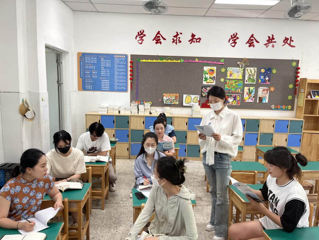 【湖畔·队伍建设】集体备课凝智慧 落实双减促提升——记美术组新学期校本研修_html_m7bd2769e.jpg
