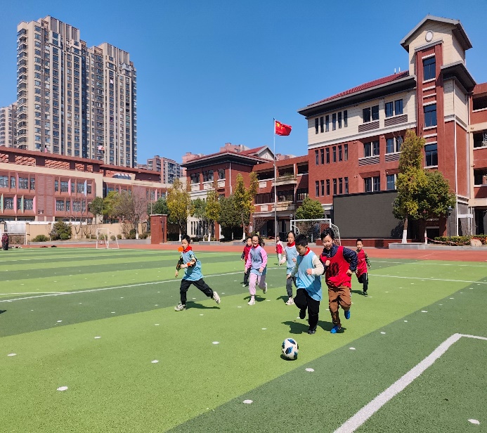 【湖畔·学生活动】童梦飞扬绿茵场，赛场足球我最强_html_7522e2dc.jpg