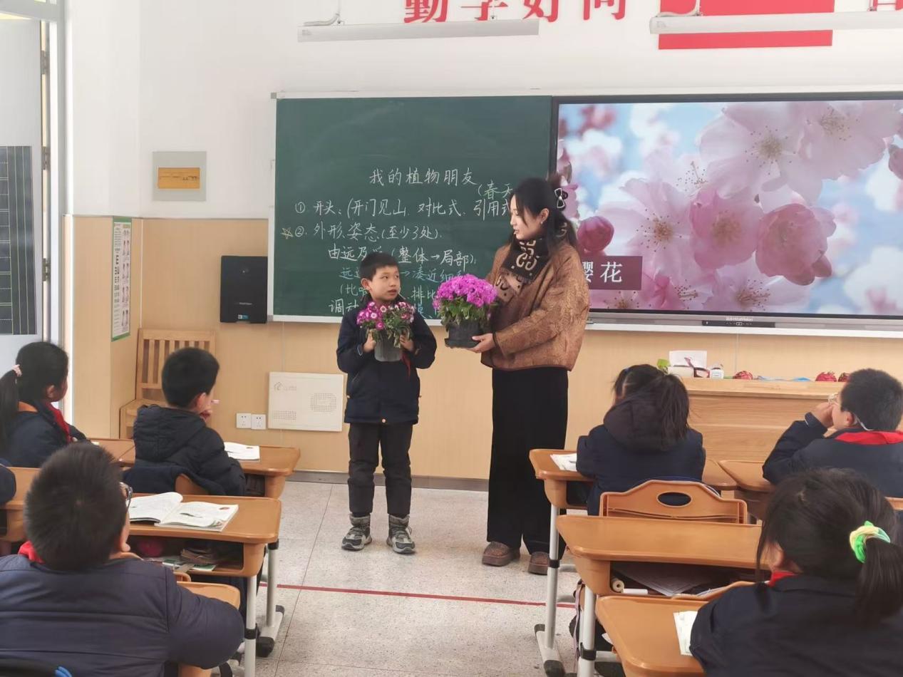 【湖畔·童化课堂】描绘多彩世界 探寻故事真谛——记金陵小学（仙林湖校区）三年语文组教研活动_html_27629877.jpg