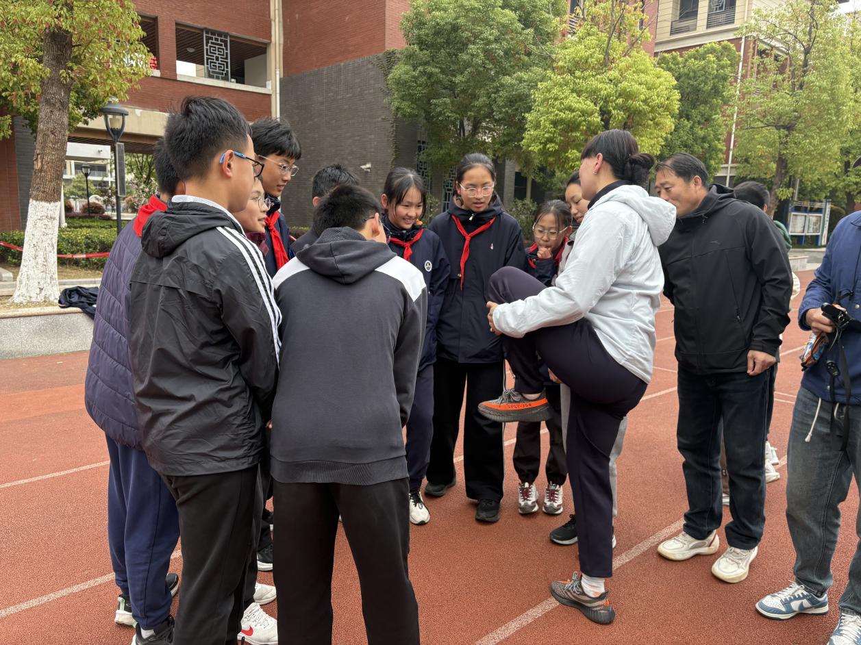 冠军精神 点亮校园，冠军进校园系列活动——成雅凡、江帆携跨栏故事激励学子_html_m1c7fe02a.jpg