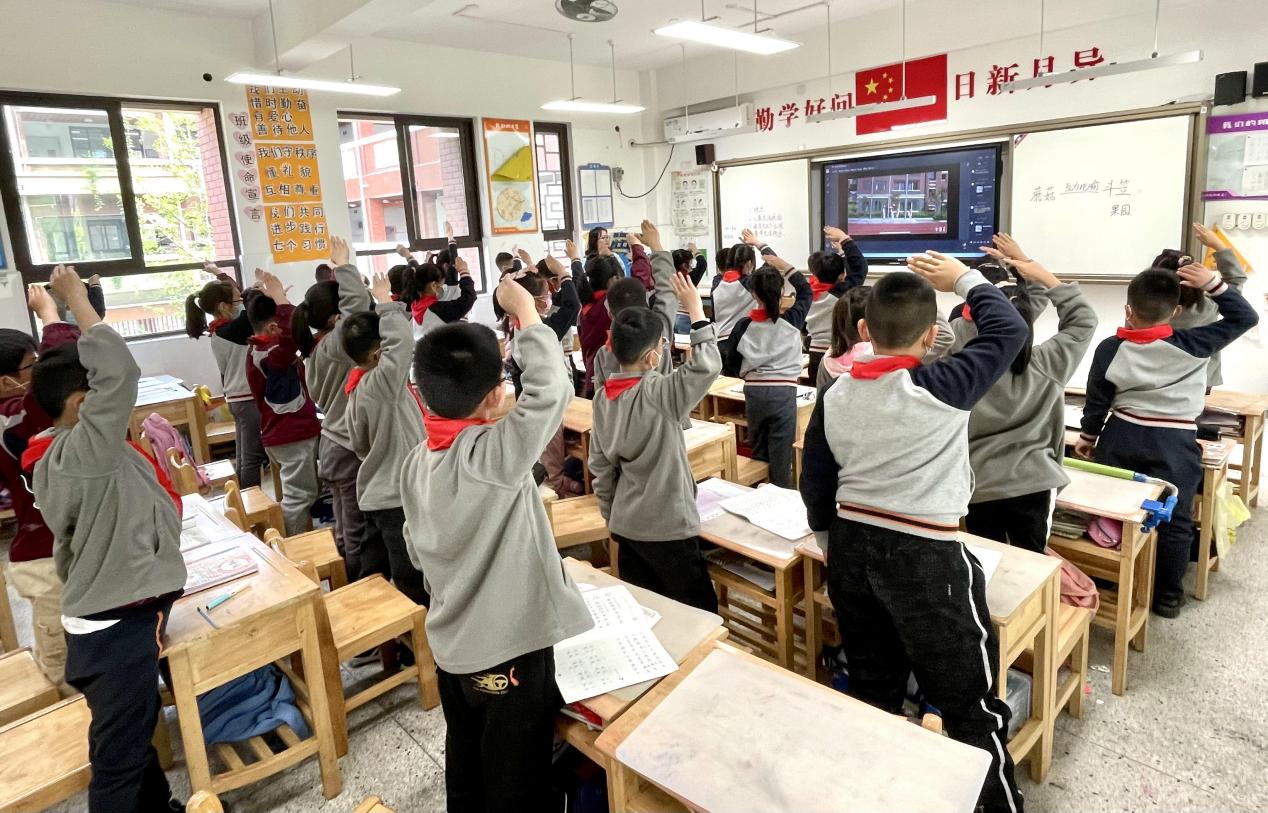 【湖畔光影·升旗仪式】你所想象的美好，在书中皆有可能——金陵小学（仙林湖校区）第十周线上升旗仪式_html_m34910be7.jpg