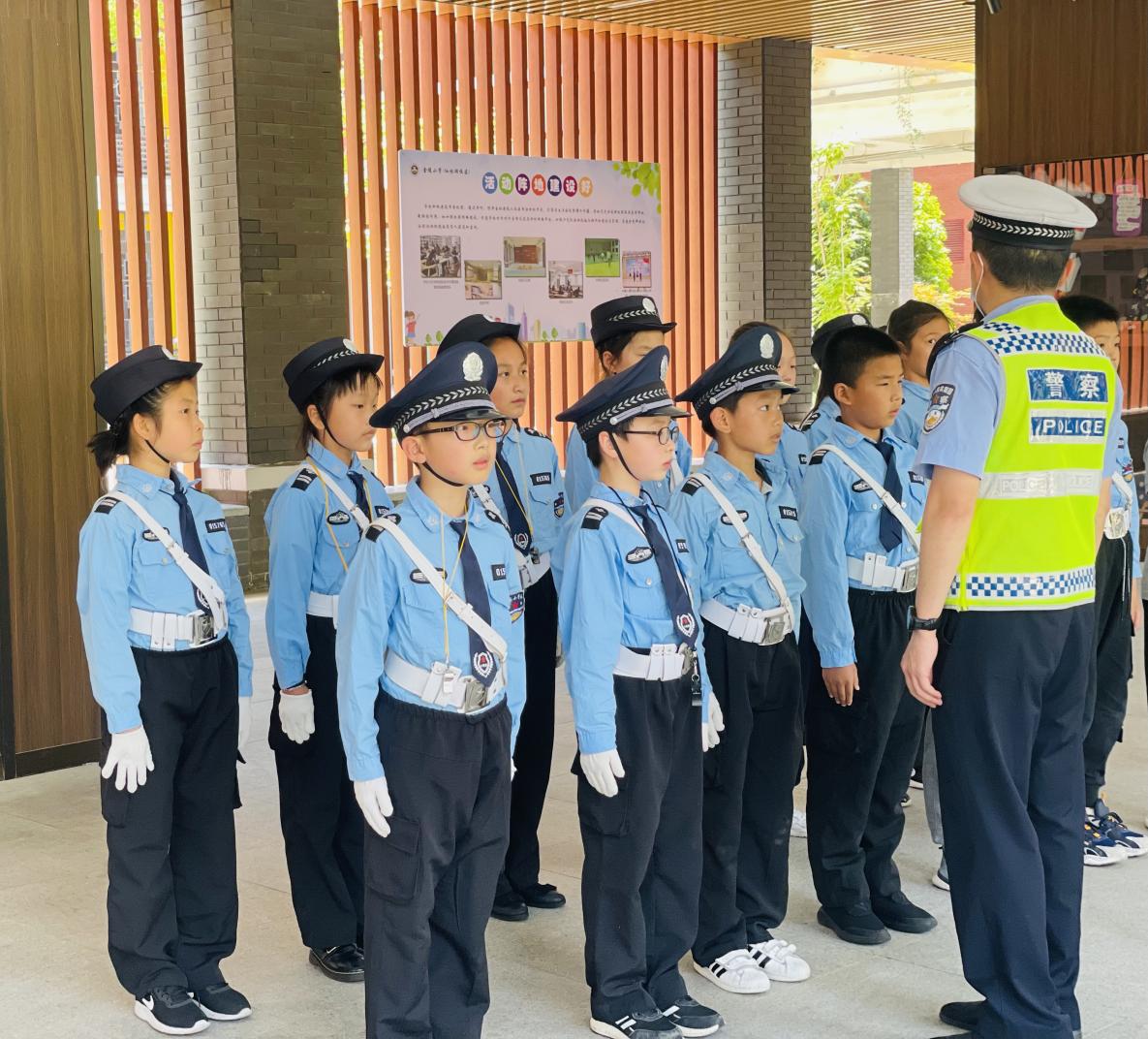 【湖畔光影】小交警爱劳动，属你最“警”彩_html_m63dc92ce.jpg