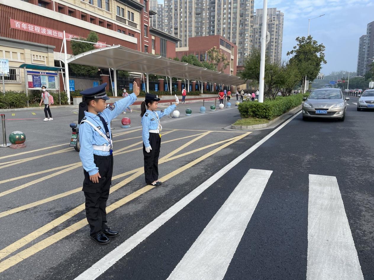 【湖畔光影】小交警爱劳动，属你最“警”彩_html_208dc2a7.jpg