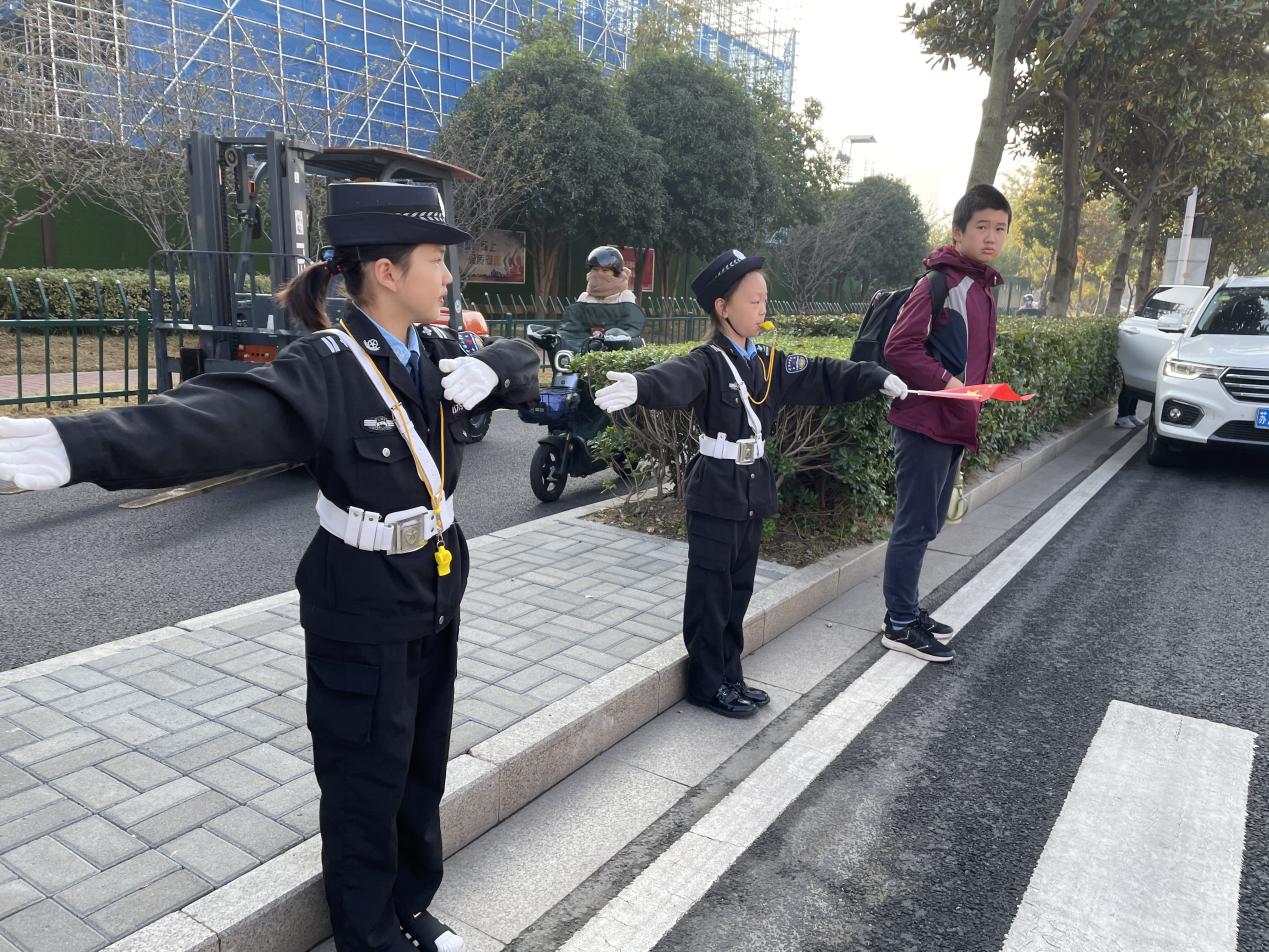 【湖畔光影】小交警爱劳动，属你最“警”彩_html_m4d9f6095.jpg