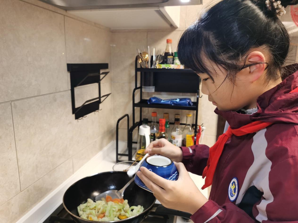 【博学广志】劳动践于行，美德润于心_html_m6a36f05e.jpg