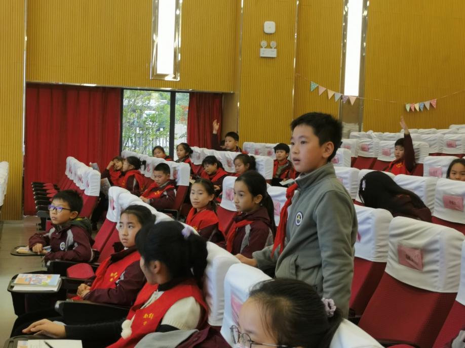 【博学广志】金融知识进课堂 安全教育记心间——记金陵小学广志路校区晨报小记者活动_html_f53cb1a.jpg